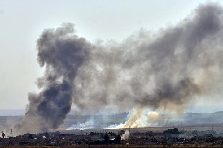 Rauch steigt in der nordsyrischen Stadt Ras al-Ain während eines Angriffs der Türkischen Armee auf.