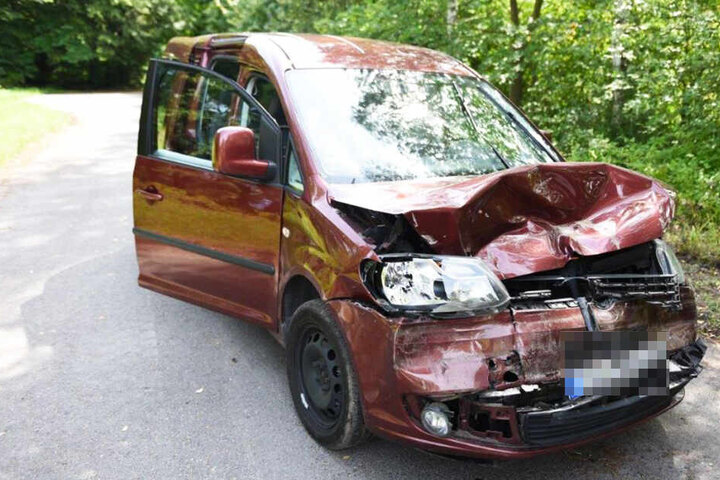 Der rote VW Touran ist vorne völlig zerstört.