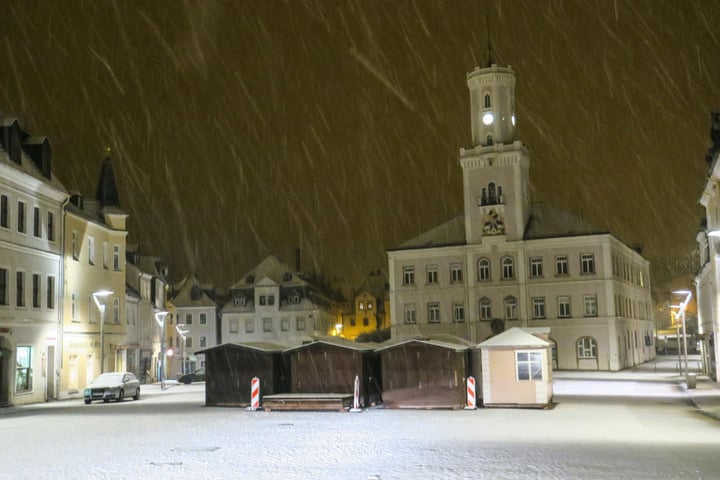 Der Markt in Schneeberg ist komplett mit Schnee bedeckt.