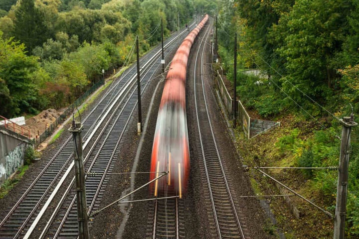 Der Zug konnte nicht weiterfahren. (Symbolbild)