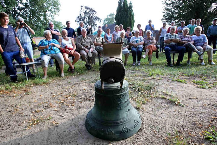 Bewohner in Hohenbrünzow feierten die Rückkehr der Glocke.