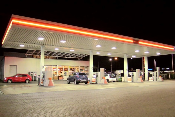 An den Tankstellen entlang des Rheins wird Diesel und Benzin mitunter knapp.