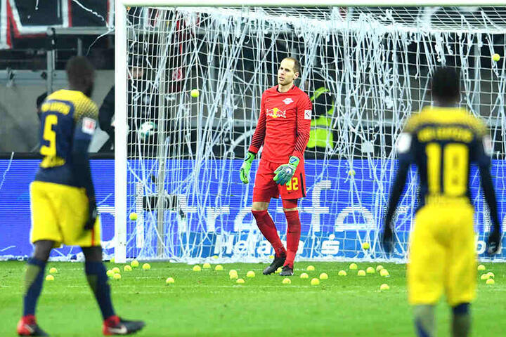 RB-Profis inmitten gelber Tennisbälle. Dieses Szenario gab es vor gut einem Jahr in Frankfurt. Leipzigs Torwart Peter Gulacsi half damals beim Aufräumen.