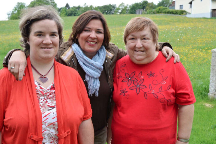 Beate (li.) in der Sendung mit Moderatorin Vera Int-Veen (Mitte) und der im Januar verstorbenen Mama Irene (re.).
