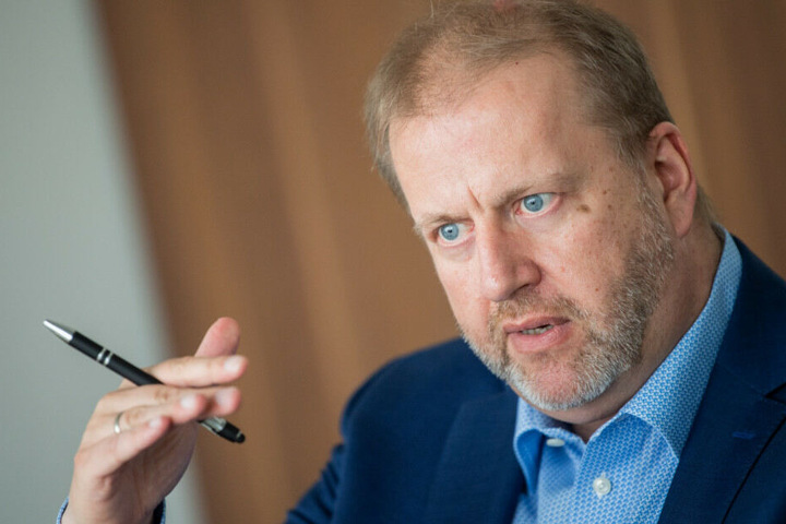 Herthas Finanz-Geschäftsführer Ingo Schiller beim Interview mit der DPA.