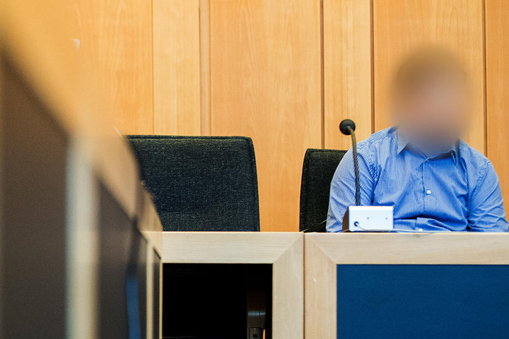 Julian B. soll seine Freundin erwürgt und dann ihre Wohnung angezündet haben. Jetzt muss er sich vor Gericht verantworten.
