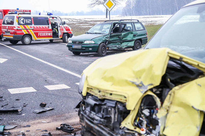 Bei dem Zusammenstoß wurden vier Menschen schwer verletzt.