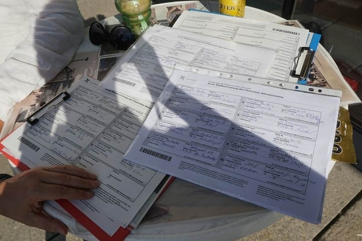 Über drei Monate sammelten Yvonne Weber, Lars Fassmann und Sandro Schmalfuß von der "Initiative zur Wiedererrichtung des Chemnitzer Bärenbrunnens" Unterschriften online und mit Unterschriftenbögen.