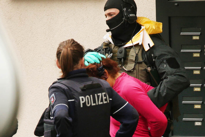 Die Frau, die vorher Menschen verletzt haben soll, hatte sich hier verschanzt.