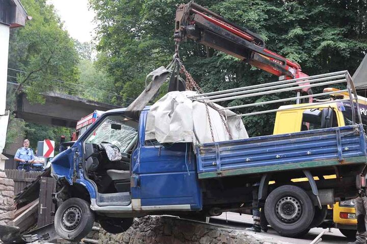 Der schwer beschädigte Transporter musste aufwendig abtransportiert werden.