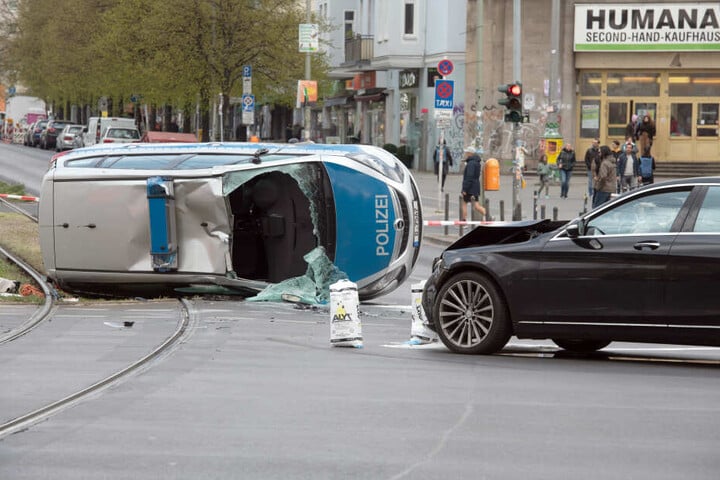 Ein Polizeiauto ist am Samstag in Berlin-Friedrichshain schwer verunglückt.