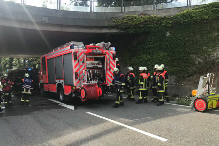Die Feuerwehr befreite die eingeklemmten Personen aus ihrem Wrack.