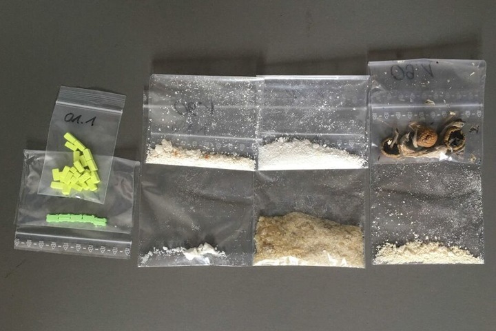 Neben den Ecstasy-Pillen (links) stellte die Polizei auch Amphetamine (Mitte) sowie Pilze (rechts oben) sicher.