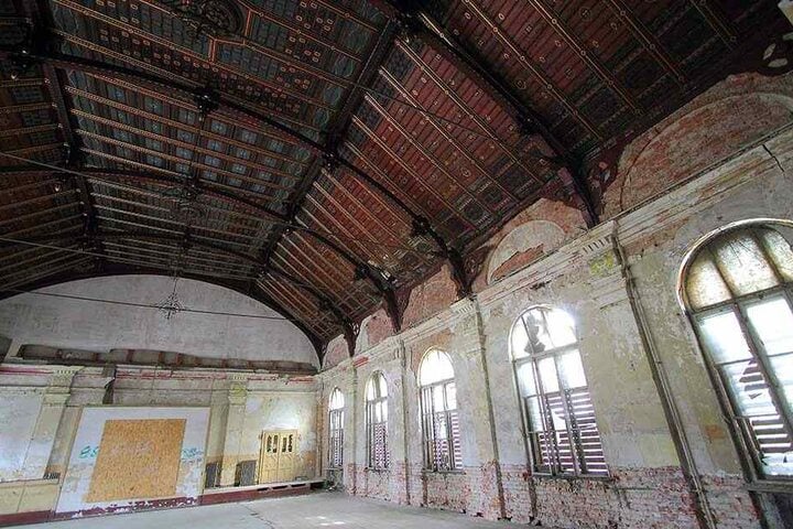 Der einsturzgefährdete ehemalige große Speisesaal des Lahmann-Sanatorium von Innen (Archivbild).