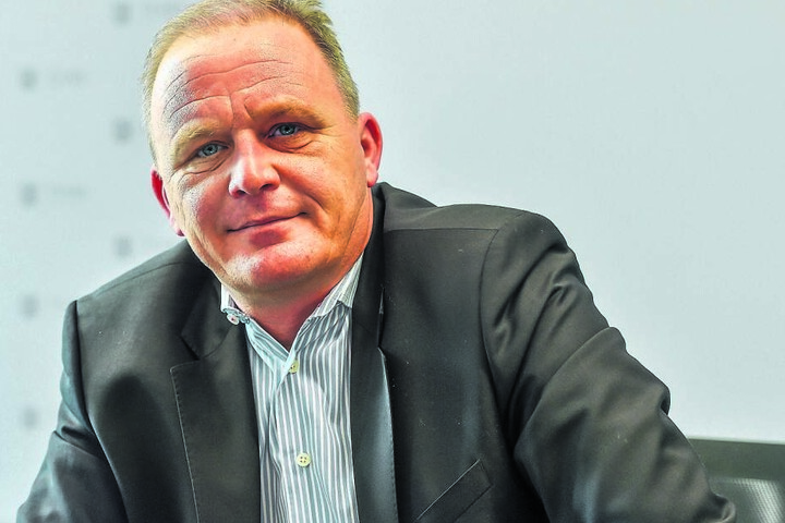 Zoo-Chef Karl-Heinz Ukena (48) hat die Latte hoch gelegt, will unbedingt Eli-Nachwuchs.