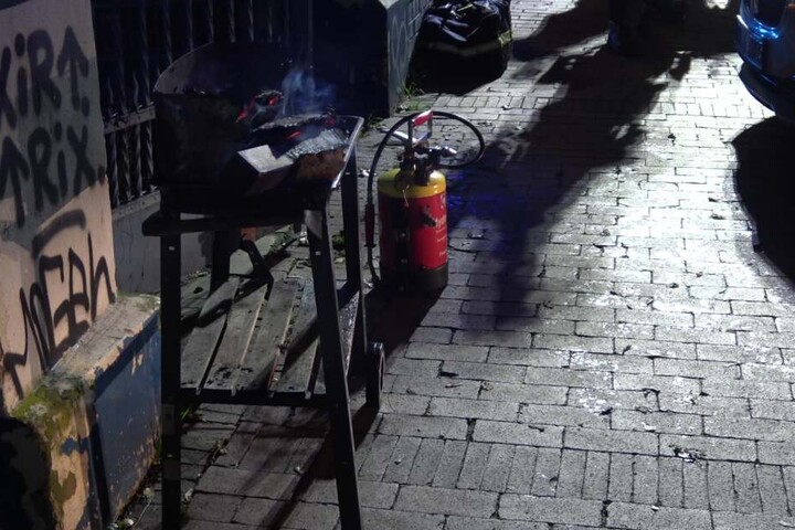 Die Obdachlosen hatten in einer Grillpfanne Feuer gemacht.