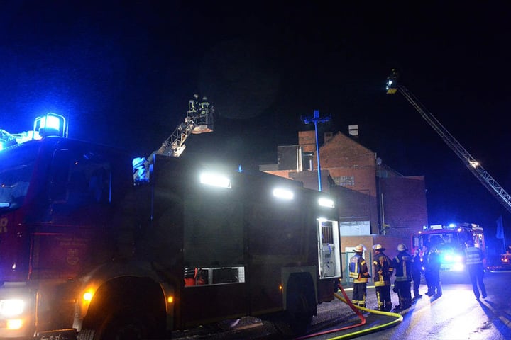 Insgesamt waren etwa 60 Einsatzkräfte der Feuerwehr, zwei Rettungswagen, ein Notarzt und zwei Polizeistreifen vor Ort.