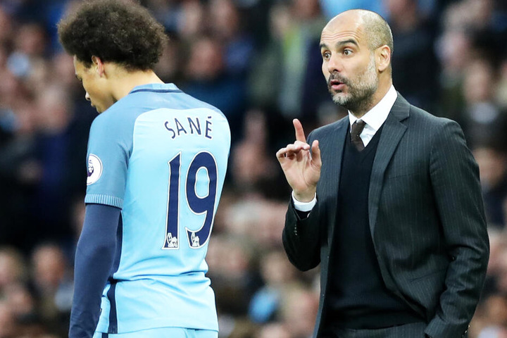 Pep Guardiola (r.) hält wohl nicht sonderlich viel von einem Abschied von Leroy Sané (l.) im Winter.