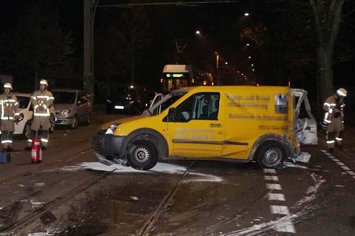 Die Straße musste gesperrt werden, auch die Straßenbahnen konnten nicht mehr fahren.