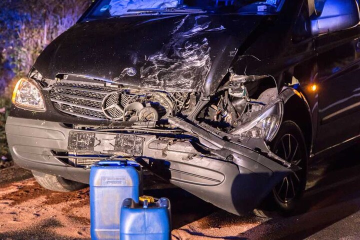 Der Mercedes wurde auf der Fahrerseite beschädigt.