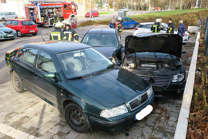 Insgesamt wurden auf dem Parkplatz drei Autos beschädigt.