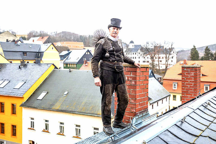 Irgendwann muss Schluss sein: 40 Jahre lang stieg Gottfried Hardelt (67) den Lauensteinern aufs Dach. Jetzt geht er in Rente.