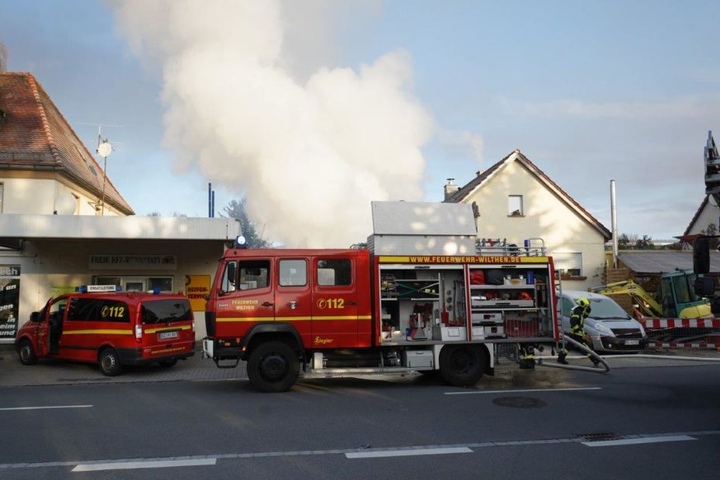 Eine große Rauchwolke stieg von dem brennenden Schuppen empor.