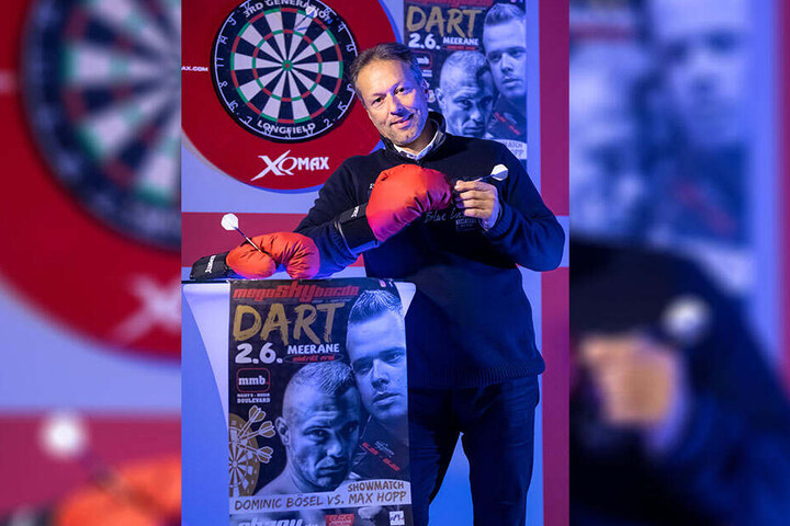 Vor dem großen Event am 2. Juni hat Sven Meyer (44), Chef der Megaskybar, neue Dartscheiben besorgt.