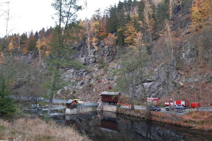 Tödlicher Unfall in Wolkenstein: Eine Person stürzt 25 Meter in die Tiefe. Polizei, Rettungsdienst und Feuerwehr vor Ort.