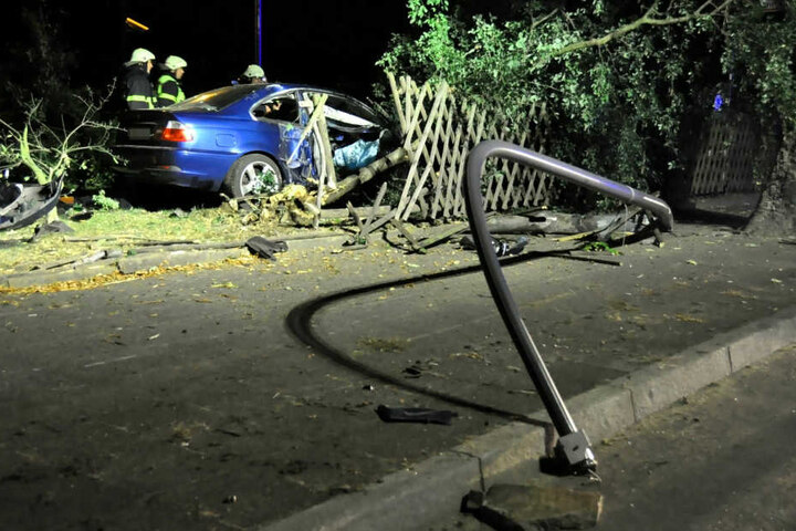 Der Fahrer (24) rammte sowohl eine Straßenlaterne als auch einen Baum und durchbrach dann den Zaun des Seniorenheims.