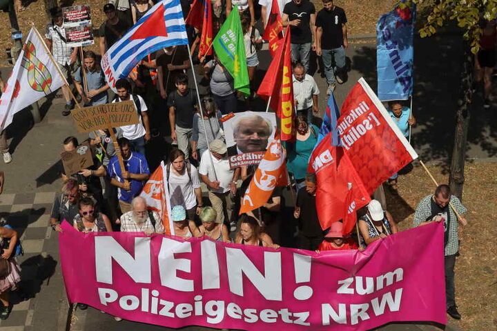 Zu einer Demonstration gegen das neue Polizeigesetz versammeln sich Samstag mehrere Tausend Demonstranten um in der Nähe des Düsseldorfer Hauptbahnhofs.