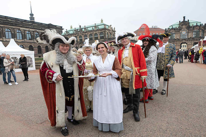 August der Starke und sein Hofstaat besuchen das Schoko-Festival. Im Barock wurde Schokolade nur heiß getrunken - die Tafel war noch nicht erfunden.