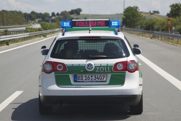 Auf der Autobahn A3 führten die Zöllner eine Routinekontrolle durch.