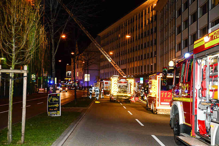 Die Straße musste weiträumig abgesperrt werden.