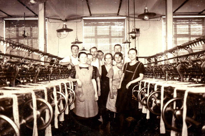 So sah es Anfang des 19. Jahrhunderts aus: Vor allem Frauen arbeiteten in der bekannten Strumpffabrik.