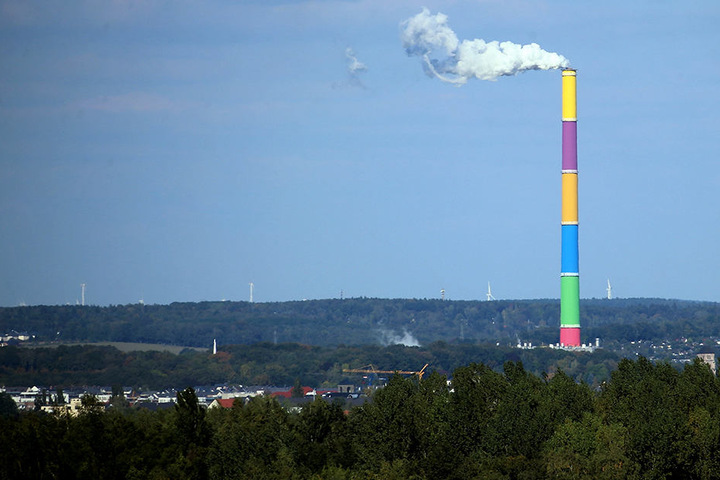 Der Chemnitzer Lulatsch leuchtet
nur tagsüber bunt. LEDs sollten das Gesamtkunstwerk komplettieren und auch
nachts zum Hingucker machen.