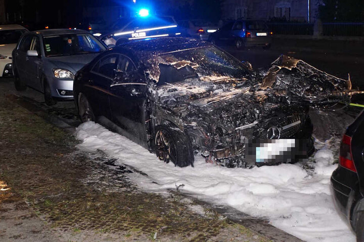 Den luxuriösen Mercedes hat es wesentlich schlimmer getroffen. Auch der Großteil des Innenraums fiel den Flammen zum Opfer.