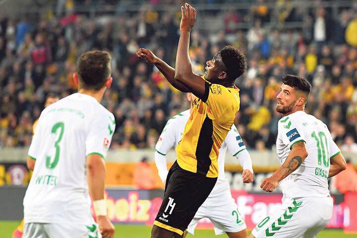 Peniel Mlapa (Nummer 14) hatte in
dieser Szene gleich drei Fürther um sich.