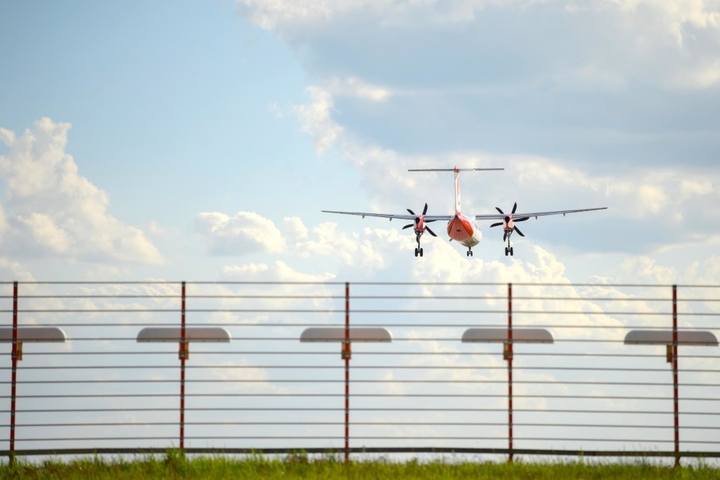 Eine Airberlin Propeller-Maschine vom Typ "Bombardier Dash 8 Q400" musste am Mittwoch wegen einer Luftnotlage ungeplant am Flughafen Nürnberg landen.
