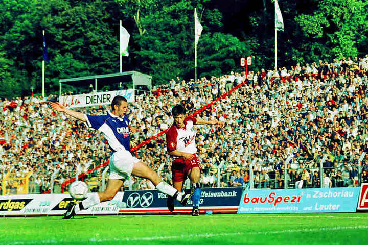 Schon 18 Jahre her: Beim einzigen Pflichtspielauftritt des HSV verlor Aue im DFB-Pokal im August 2000 mit 0:3. Damals war für die Hamburger übrigens ein gewisser Niko Kovac (r., gegen Holger Hasse) am Ball.