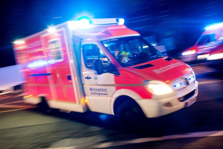 Für den Audi-Fahrer kam jede Hilfe zu spät. Der Mazda-Fahrer wurde schwer verletzt in ein Krankenhaus gebracht. (Symbolbild)