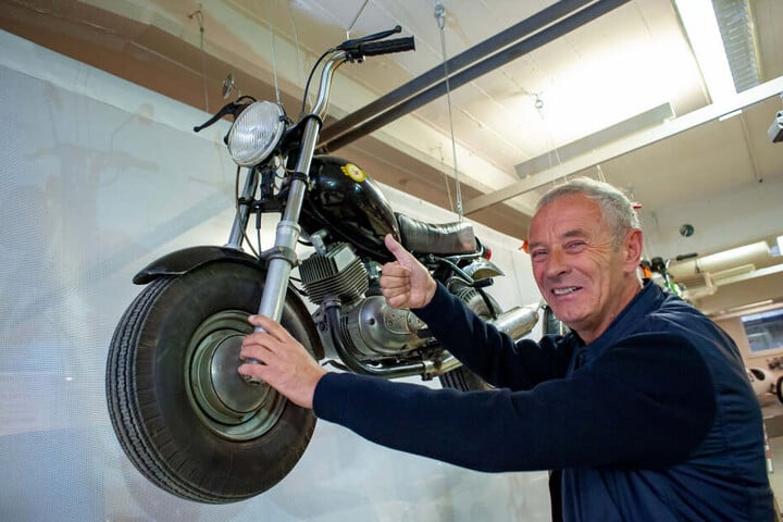 Reinhard Hirsch (67) ist begeistert von diesem selbstgebauten Mini-Mokick (Baujahr 1983).