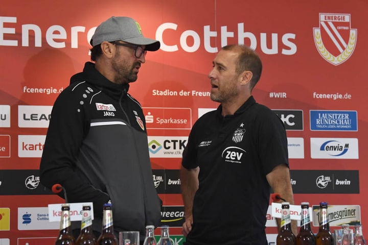 Sportlich Konkurrenten, aber ansonsten gute Freunde - Zwickau-Coach Joe Enochs (r.) und sein Cottbuser Kollege Claus-Dieter "Pele" Wollitz.