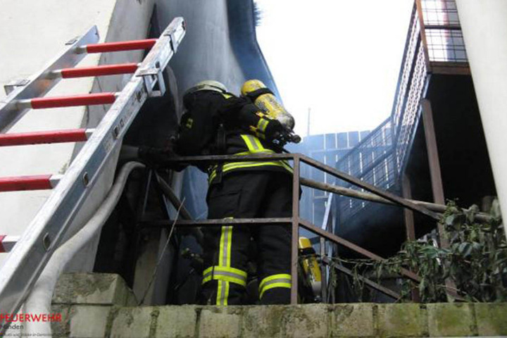 Über Leitern verschafften sich die Feuerwehrmänner zum Teil Zugang zu der Wohnung.