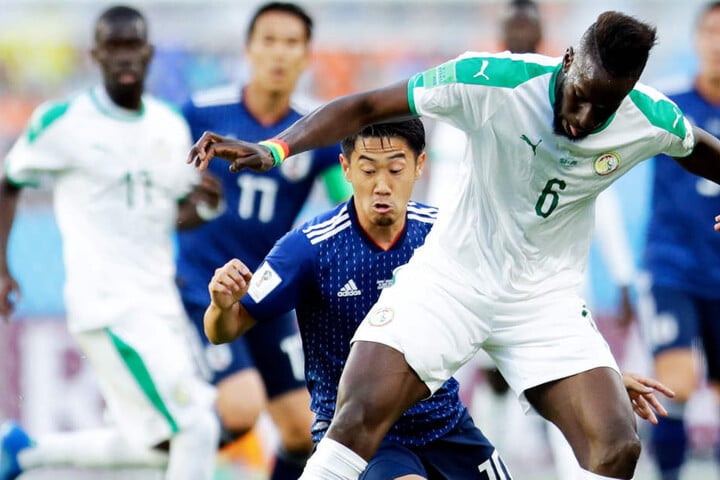 Der baldige Schalker Salif Sané (Senegal; vorne) im Duell mit Dortmund Shinji Kagawa (Japan; hinten).