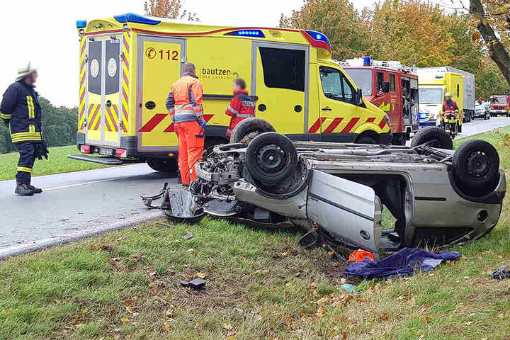 Beide Unfallopfer mussten aus dem Auto befreit werden.