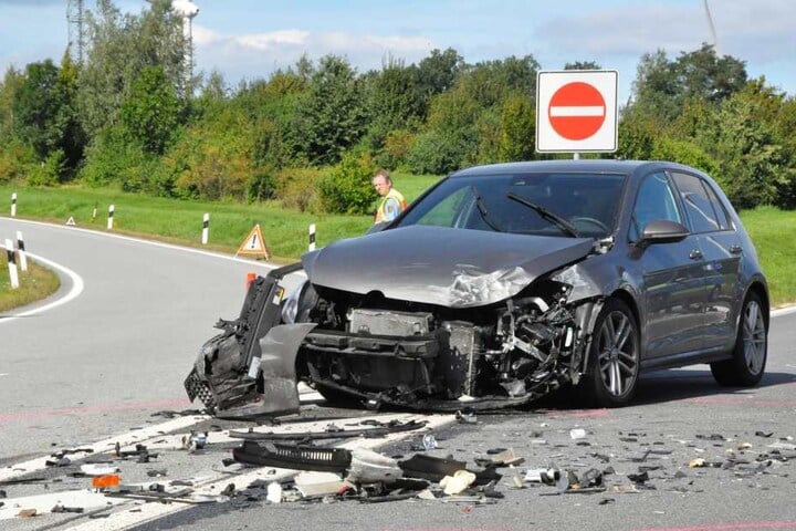 Der VW Golf krachte offenbar frontal gegen das Wohnmobil.