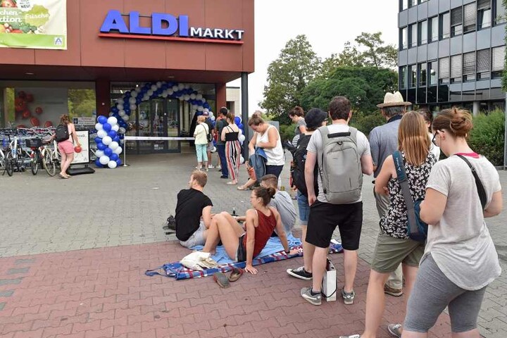 Geduldig warteten die Kunden vor dem Markt auf die angekündigten Geschenke.