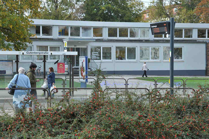 Der Bernsdorfer Schwimmhalle droht das Aus. Ein Ersatz ist nicht in Sicht.
