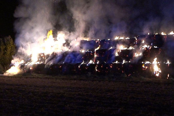 Die Strohballen waren nicht zu retten. Sie wurden alle ein Raub der Flammen.